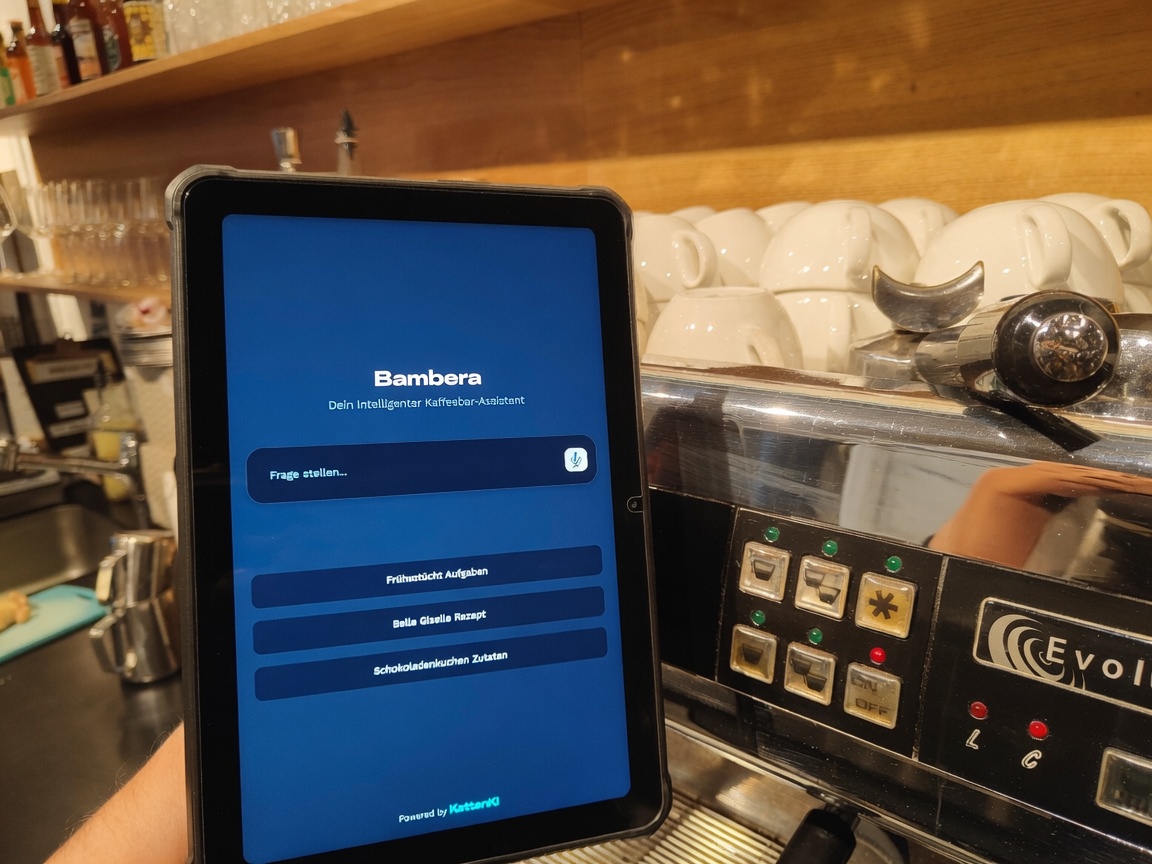 Bambera auf einem Tablet an der Theke von Lumis Kaffeebar