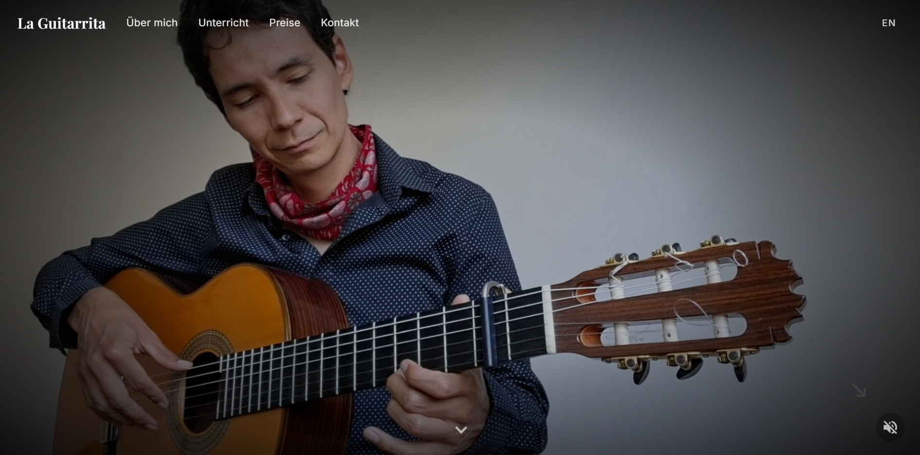 Javier Carranza spielt Flamenco-Gitarre, Nahaufnahme mit rotem Schal und unscharfem Hintergrund